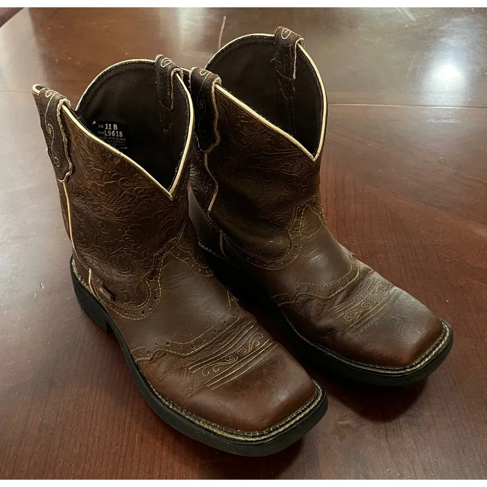 Justin Gypsy L9618 Women Brown Leather Floral Embossed Square Toe Boots Size 11B